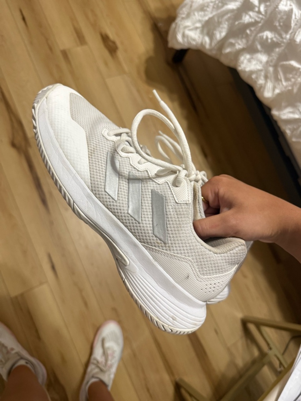 Women's tennis court shoes